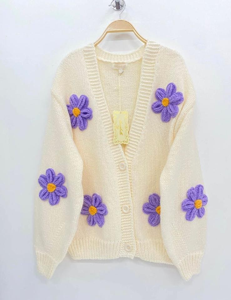 Couleur beige fleur violette